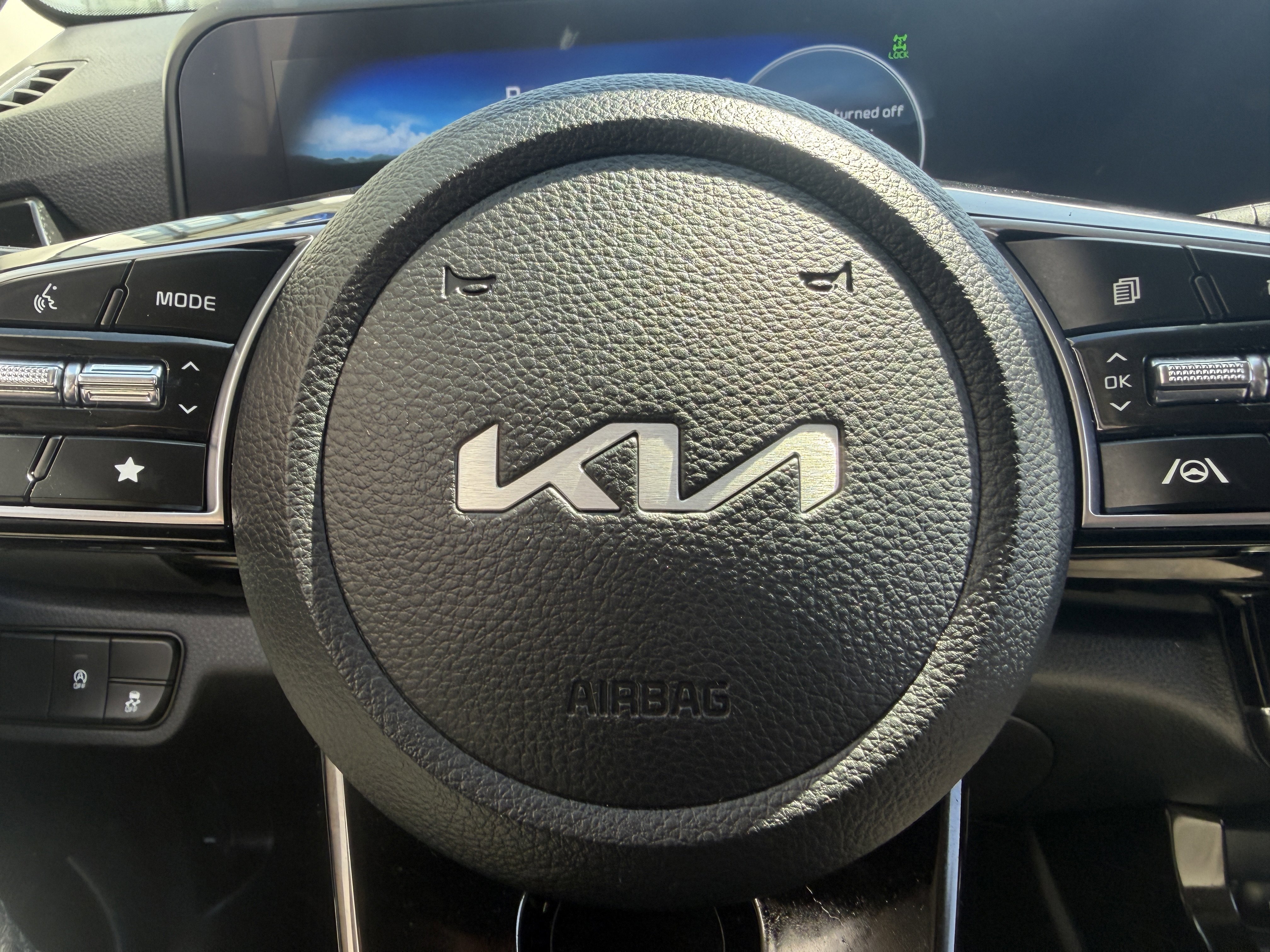 Used 2024 Snow White Pearl Kia S image 32