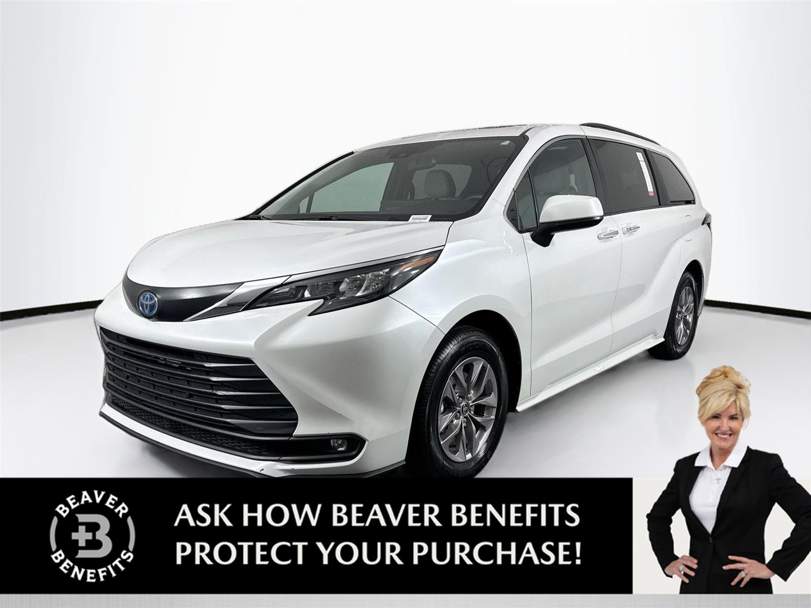 Used 2025 Wind Chill Pearl Toyota XLE 8-Passenger image 1