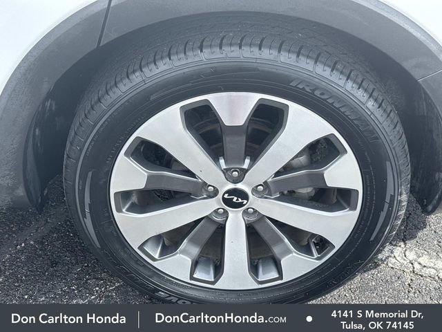 Used 2022 White Pearl Kia EX image 30