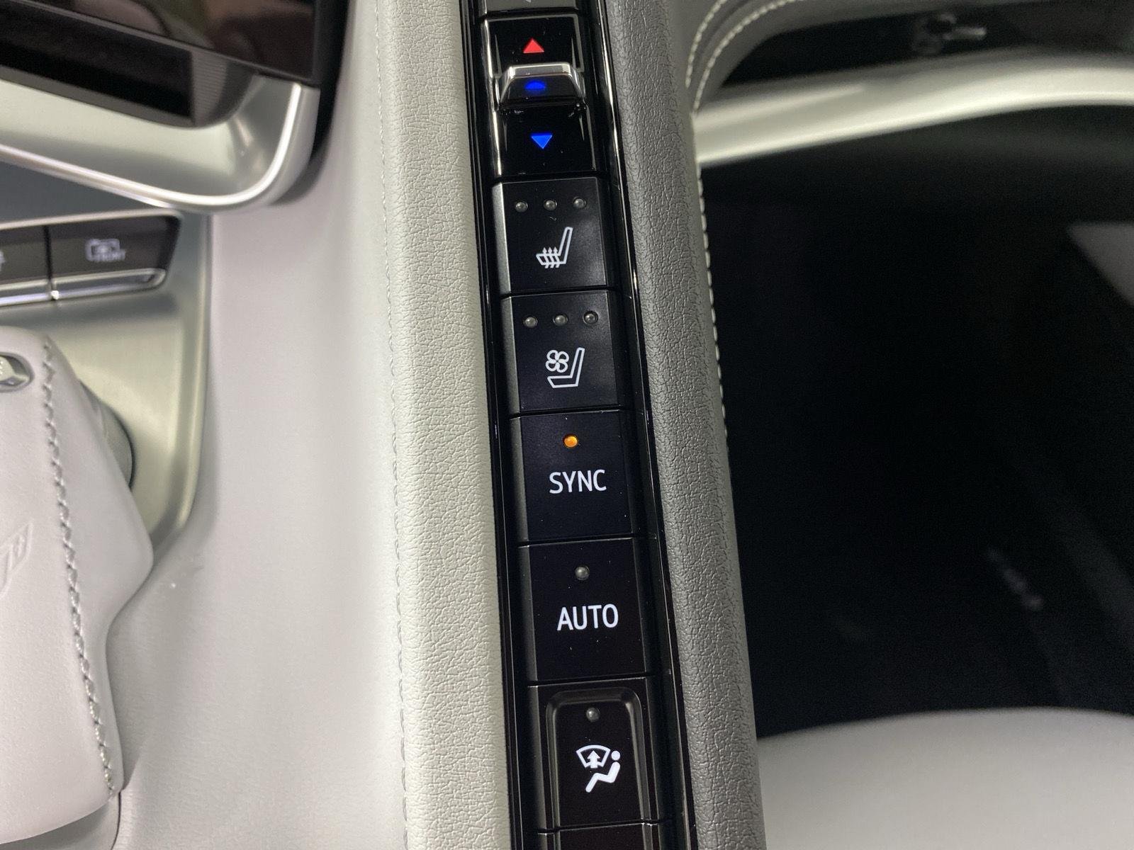 Used 2023 Arctic White Chevrolet 2LT image 2
