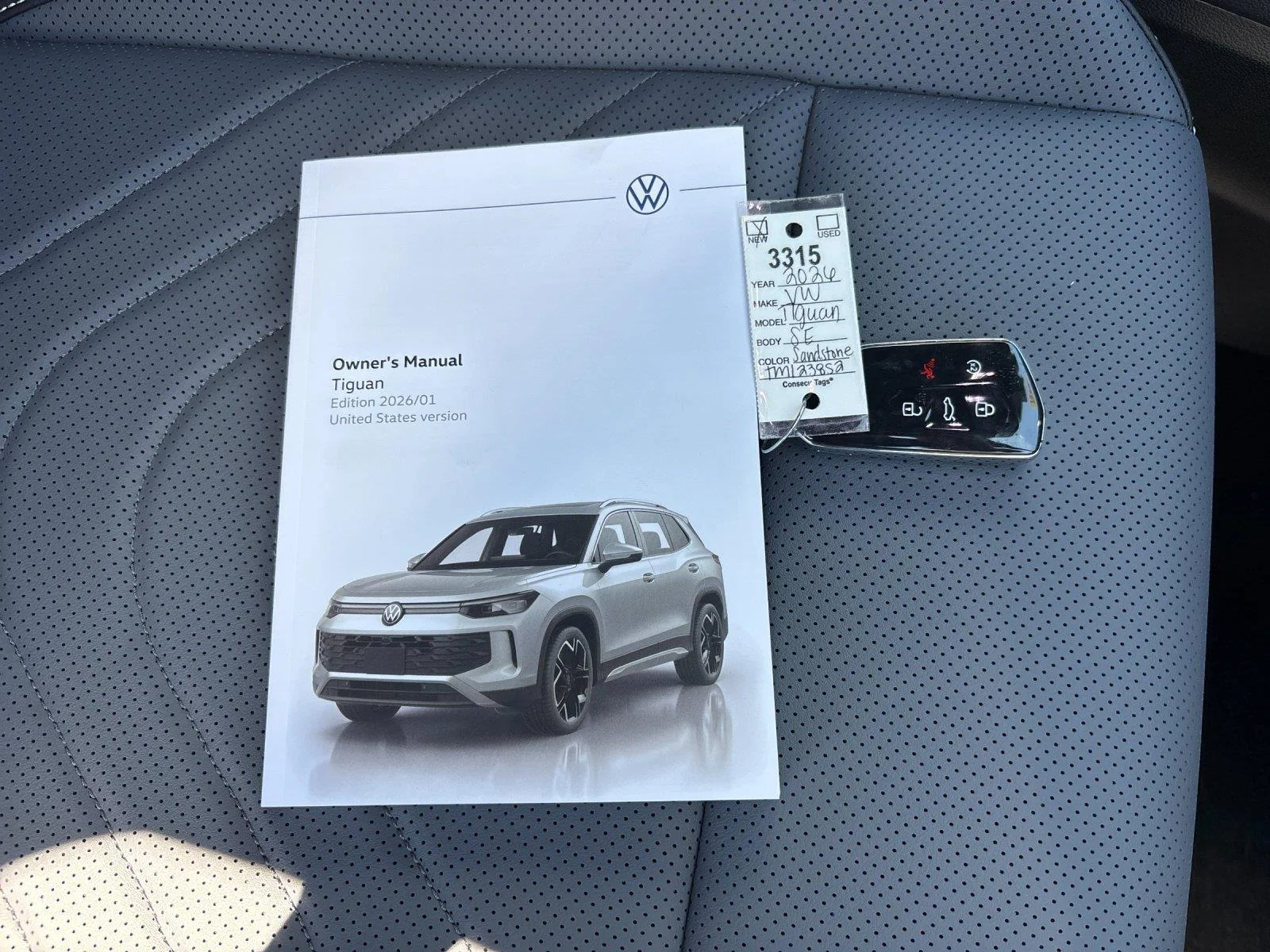 New 2026 sandstone with deep black roof Volkswagen SE R-Line Black image 41