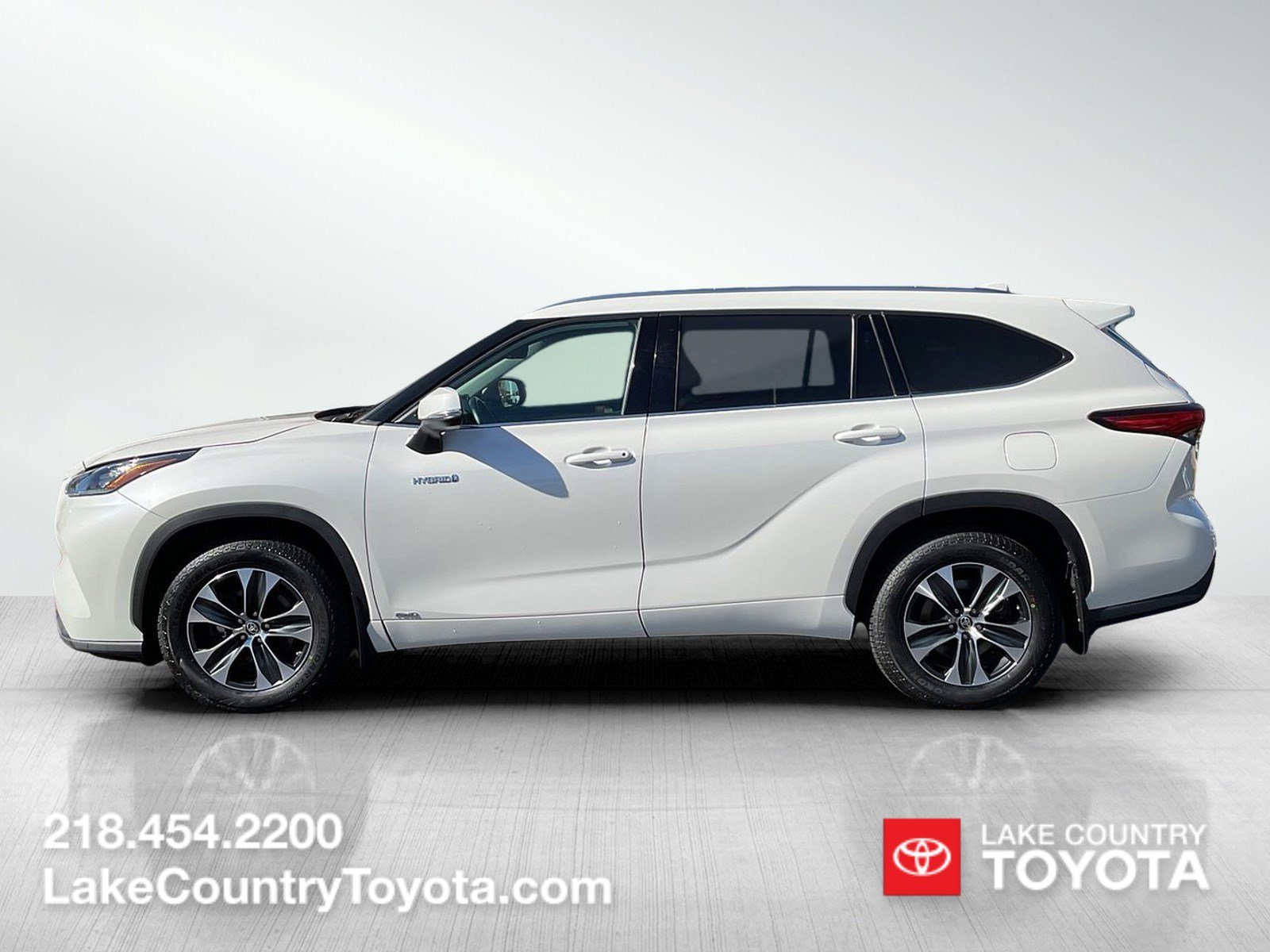 Used 2020 Blizzard Pearl Toyota XLE image 1