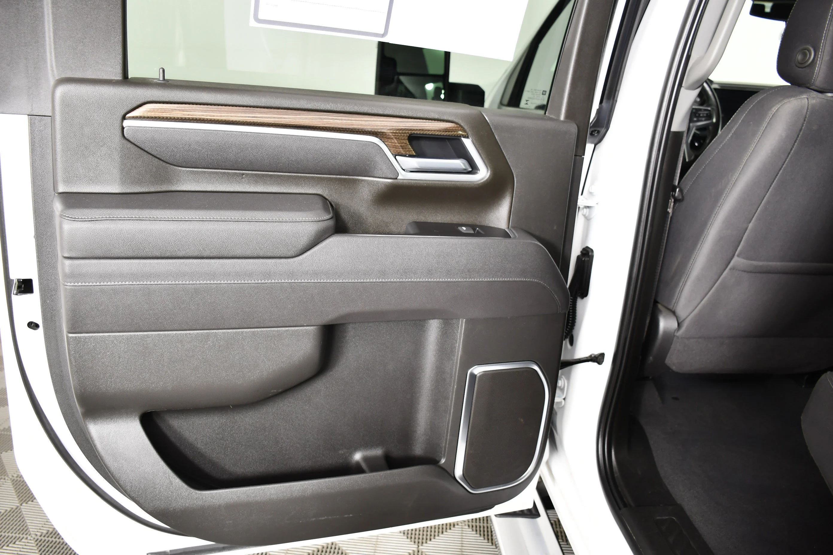 Used 2025 Summit White Chevrolet LT image 48