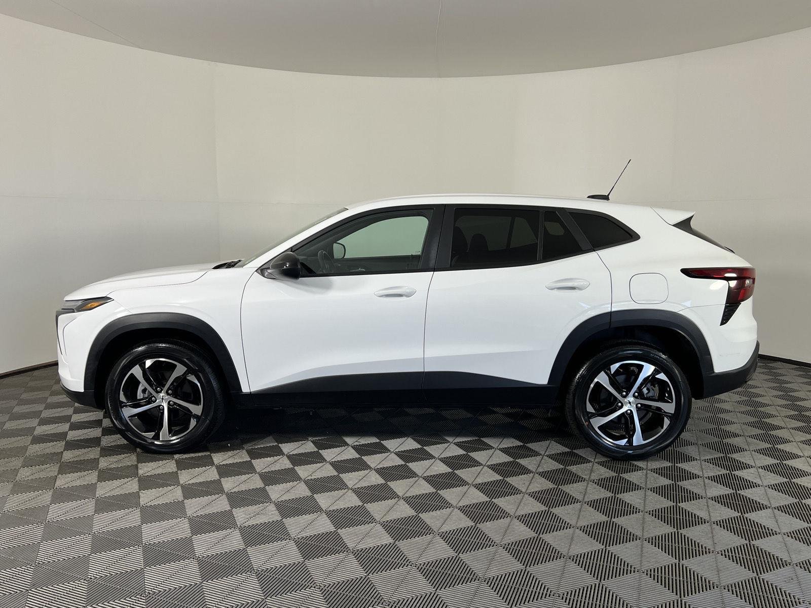 Used 2024 Summit White Chevrolet 1RS image 27