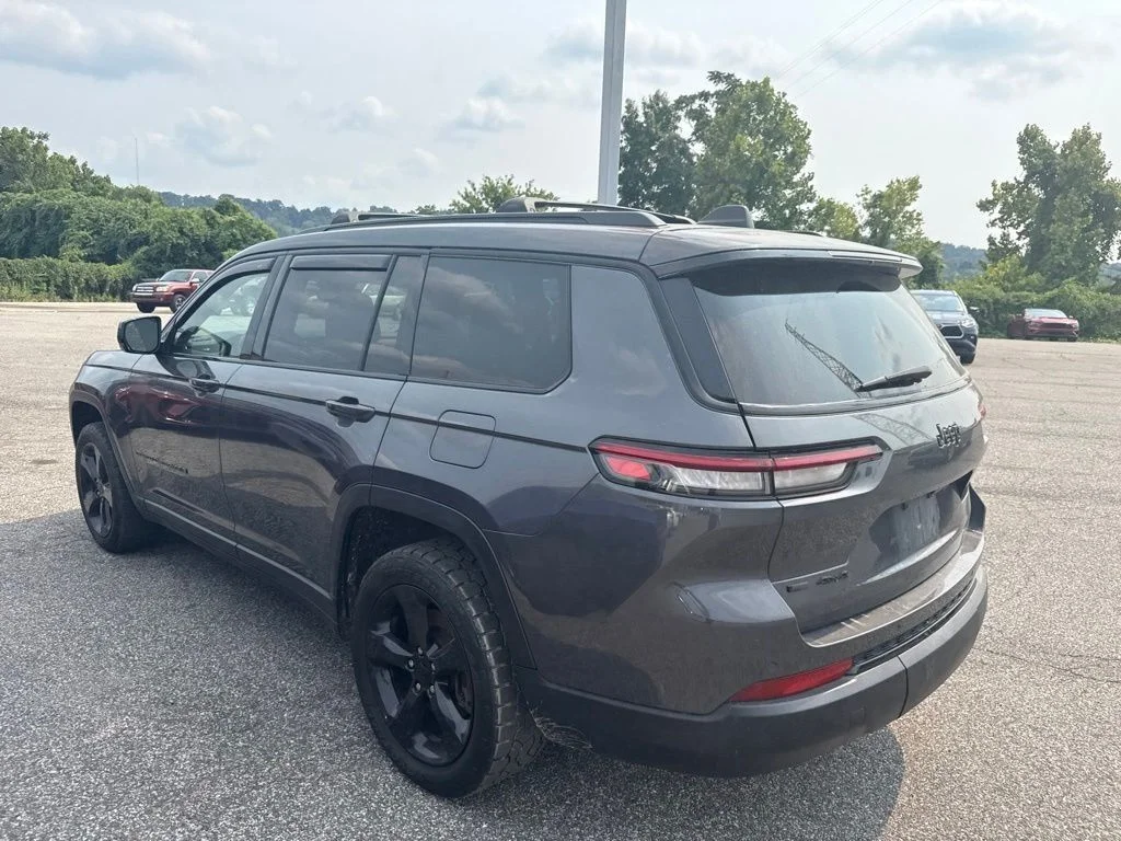 Used 2023 Gray Jeep Altitude image 3