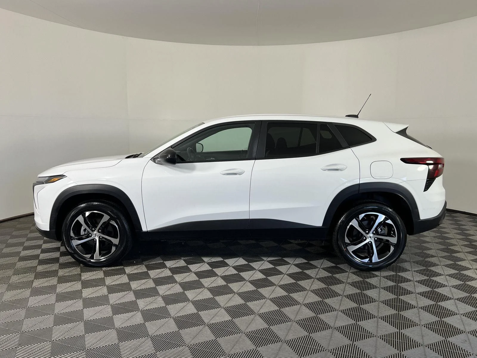 Used 2024 Summit White Chevrolet 1RS image 27