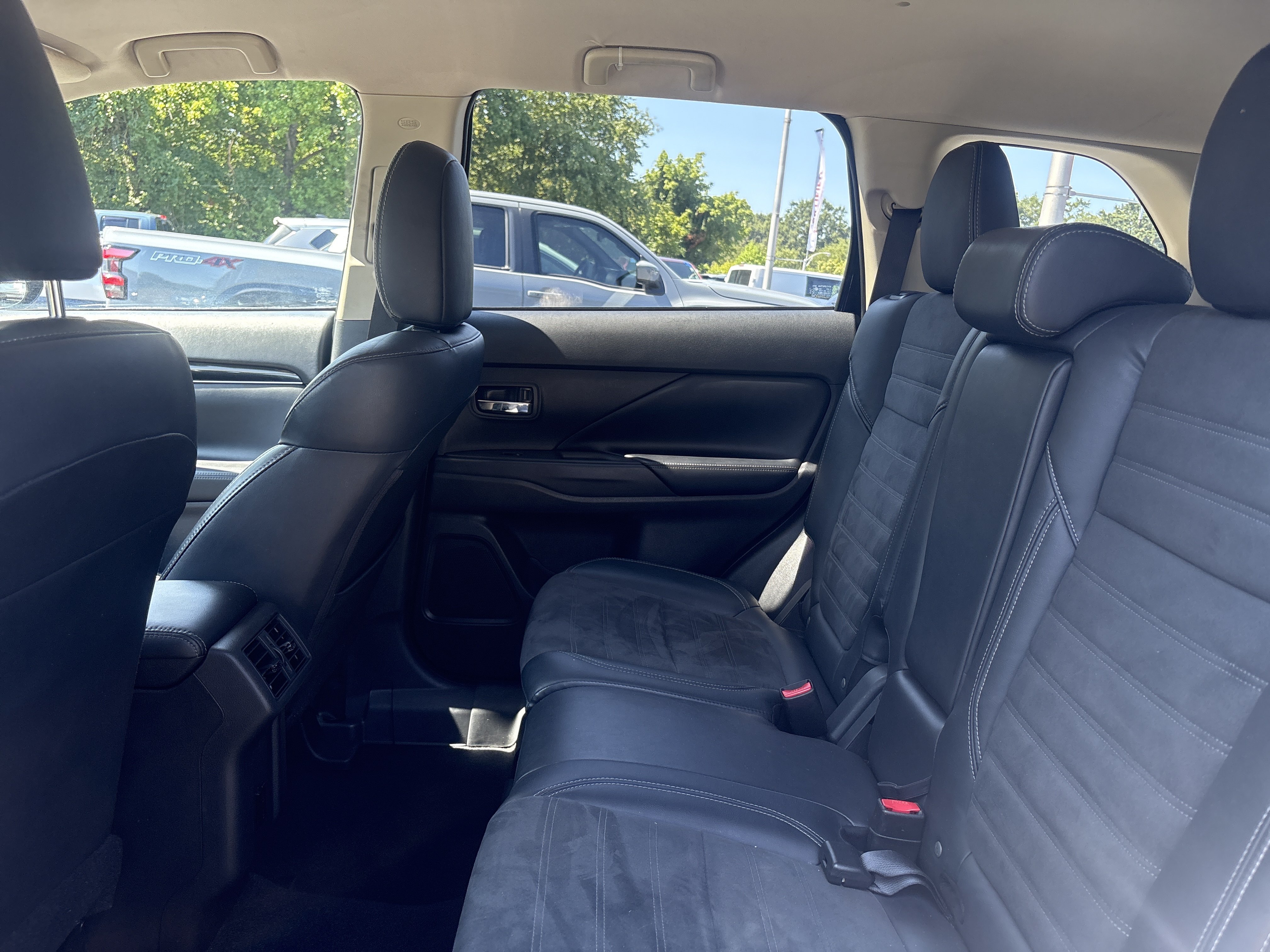 Used 2020 Cosmic Blue Metallic Mitsubishi SE image 15