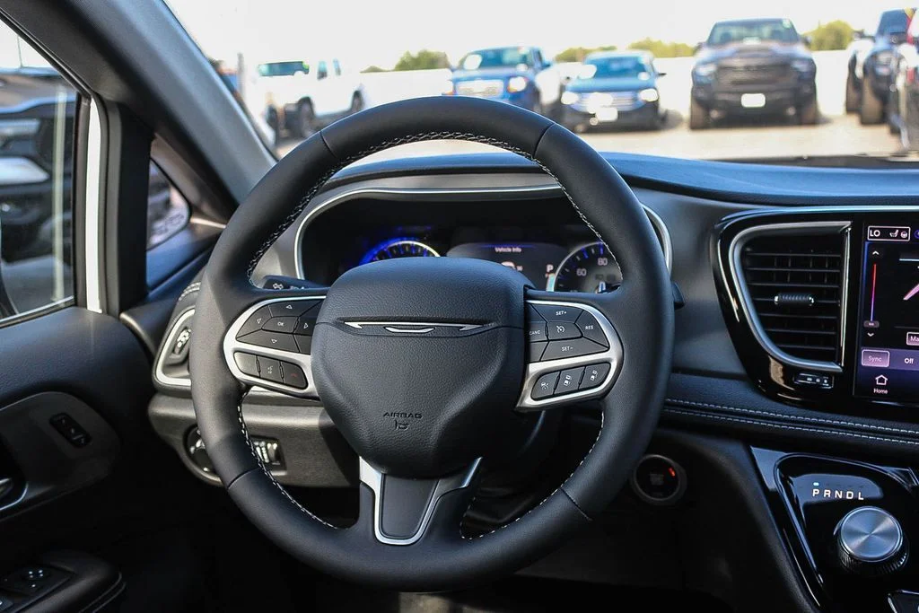 New 2027 White/off-white Chrysler Select image 16
