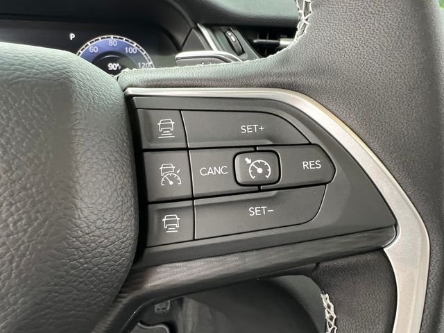 New 2026 Bright White Clear-Coat Exterior Paint Jeep Laredo X image 24