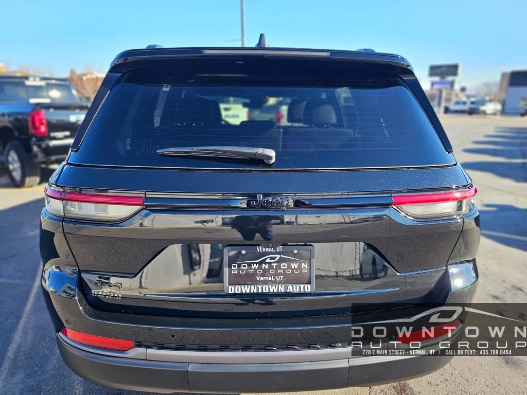 New 2026 Diamond Black Crystal Pearlcoat Jeep Altitude image 4