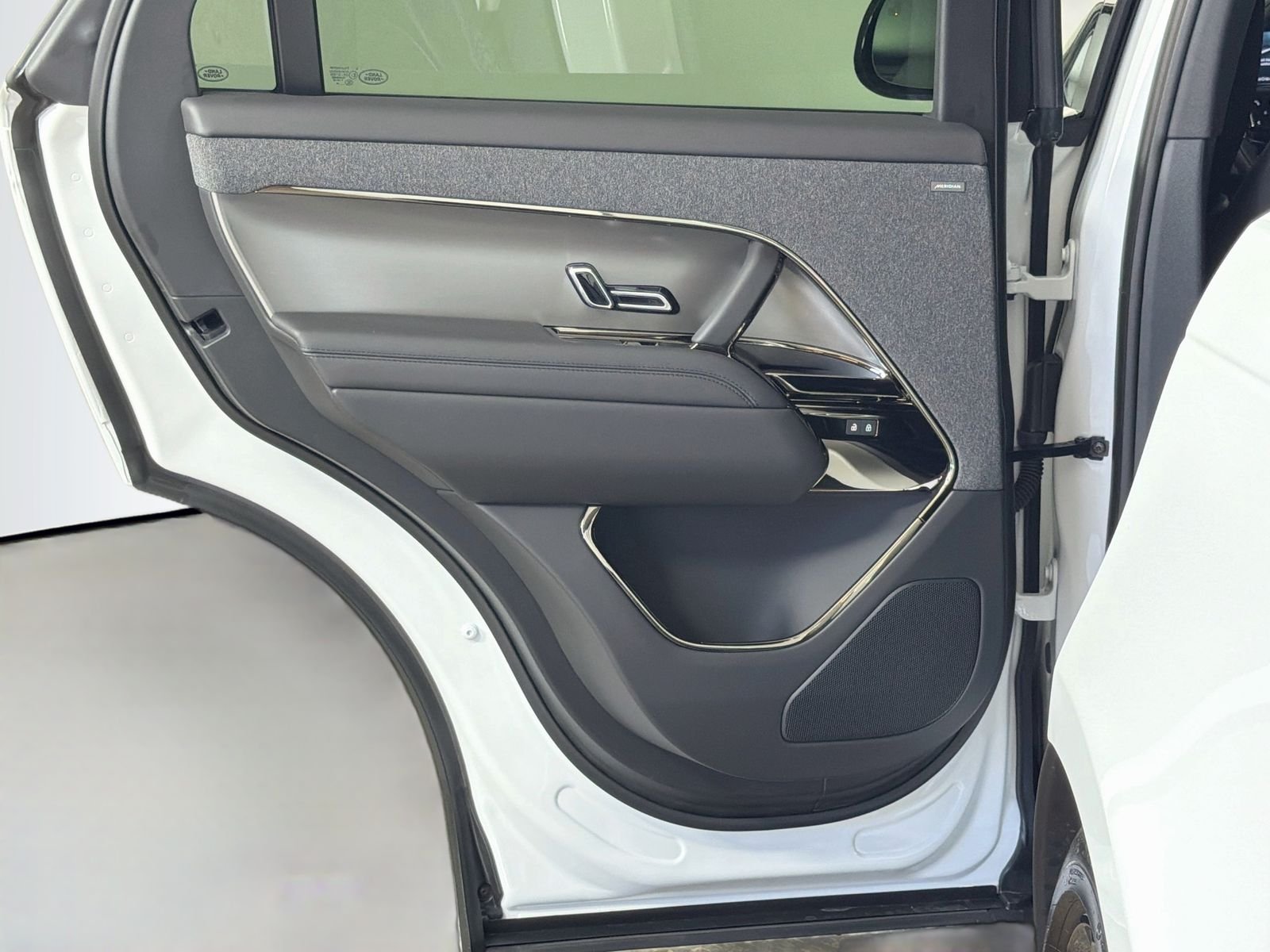 New 2026 Fuji White Land Rover Dynamic SE image 26