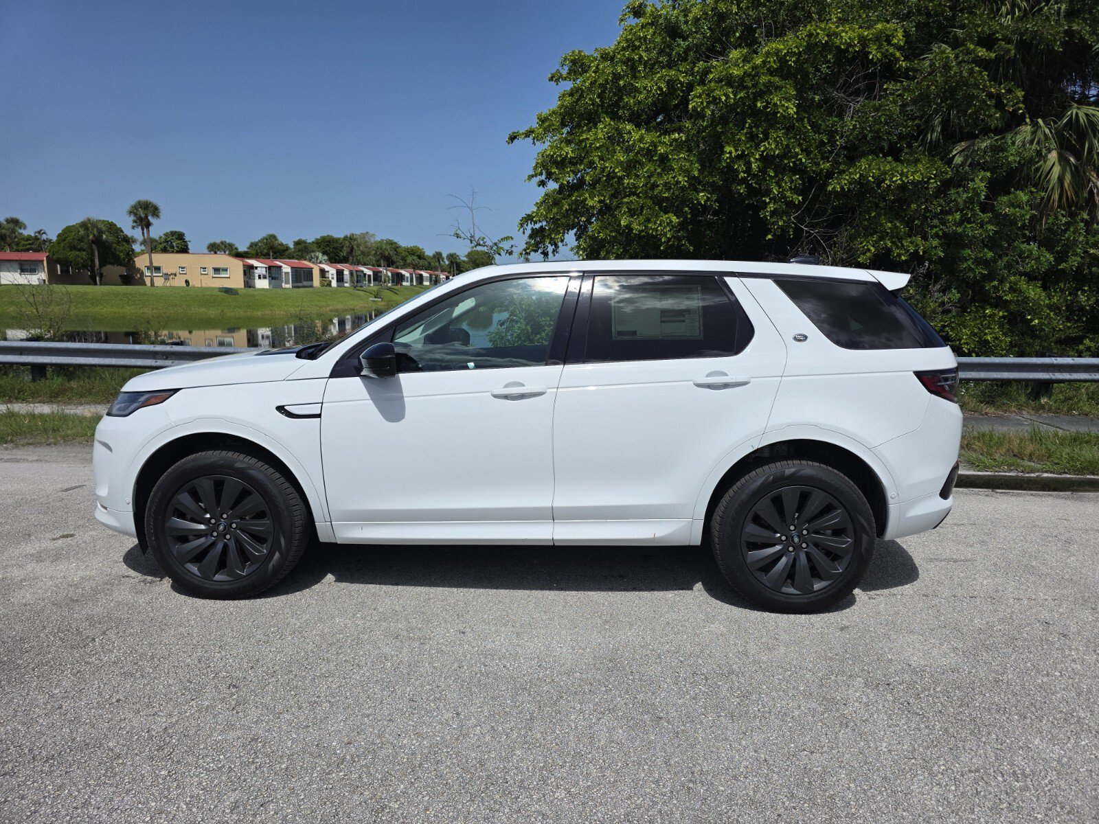 New 2025 Fuji White Land Rover P250 S image 7