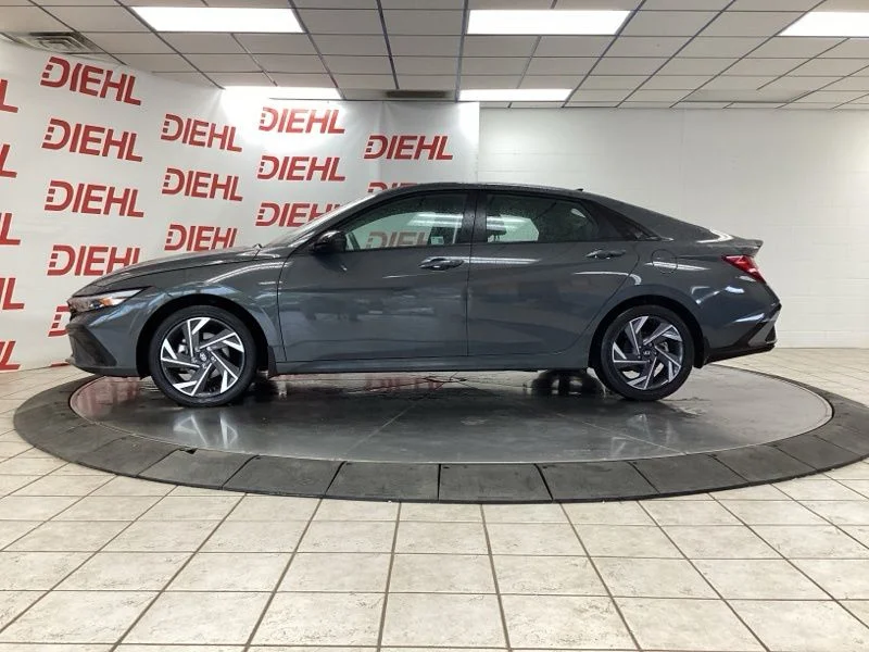 Used 2025 Gray Hyundai SEL Sport image 4