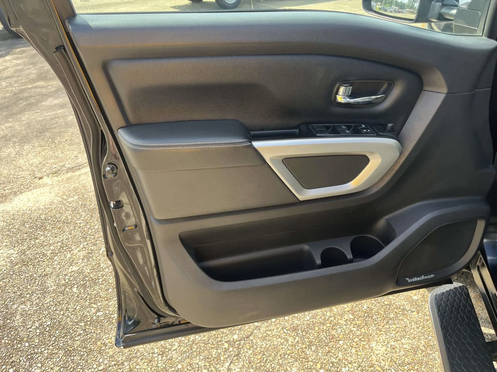 Used 2018 Magnetic Black Nissan 4x4 Crew Cab PRO-4X image 9
