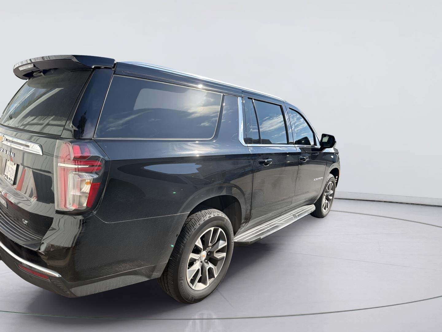 2024 Chevrolet Suburban photo 3 of 5