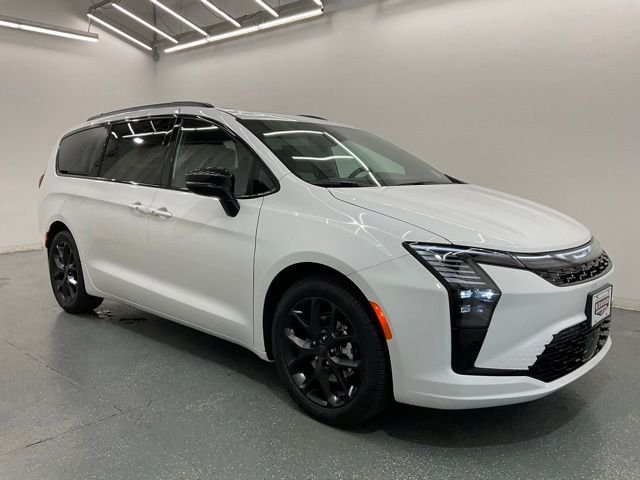 New 2027 Bright White Clear-Coat Exterior Paint Chrysler Limited image 8