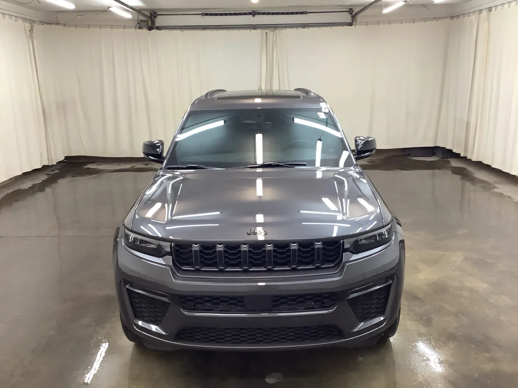 New 2026 Baltic Gray Metallic Clear-Coat Exterior Paint Jeep Limited image 3