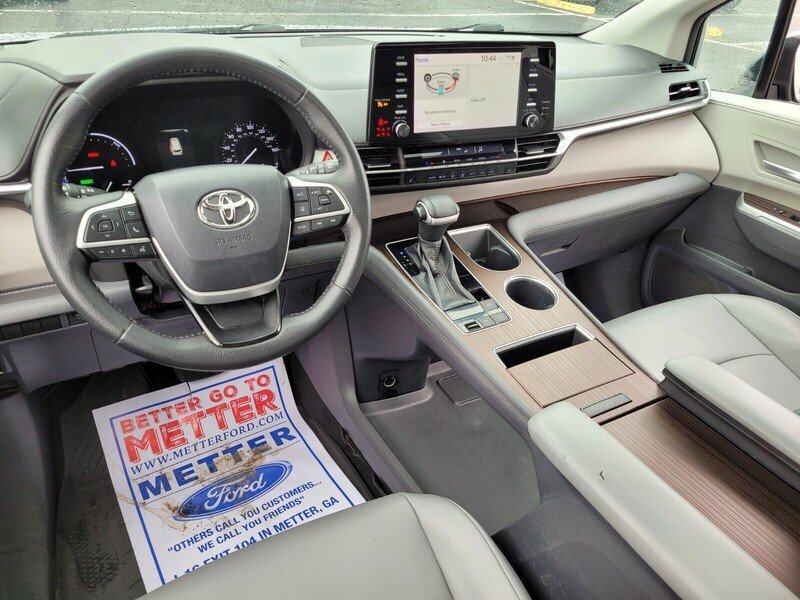 2021 Toyota Sienna XLE - Photo 8