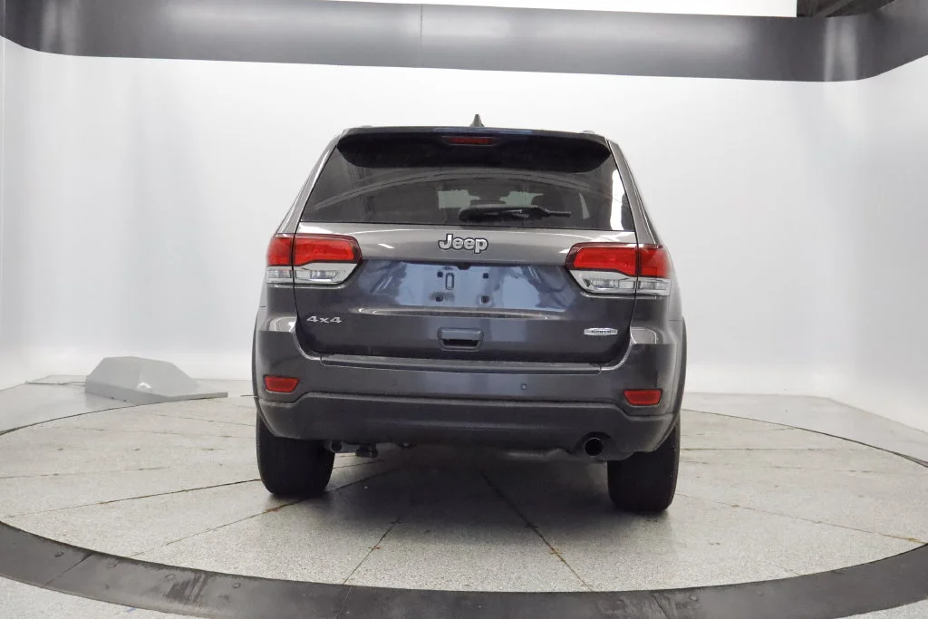 Used 2020 Gray Jeep Laredo image 3