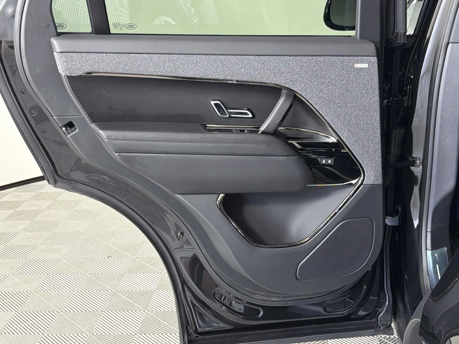 New 2026 Santorini Black Land Rover Dynamic SE image 26