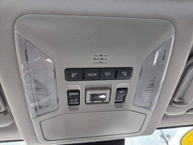 Used 2022 White Toyota XLE image 19
