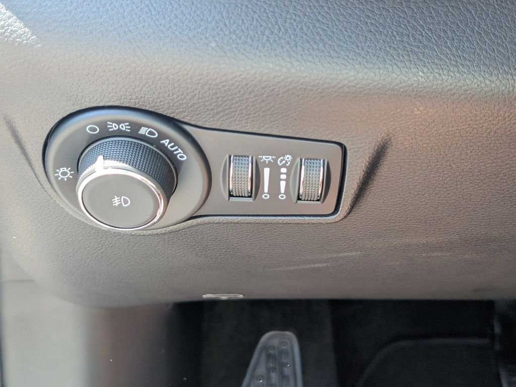 Used 2025 White Jeep Latitude image 22