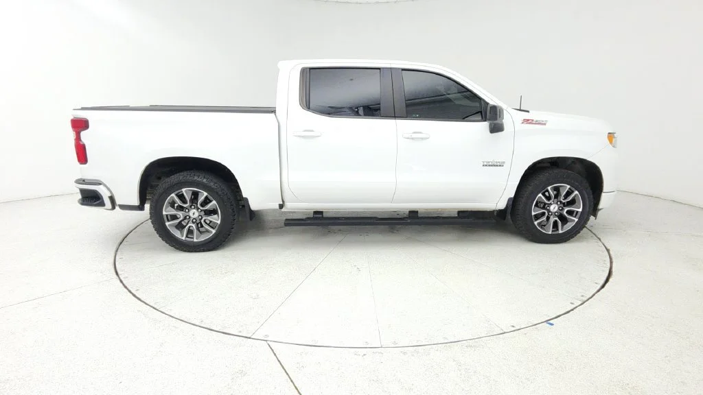 Used 2022 SUMMIT WHITE Chevrolet RST image 8