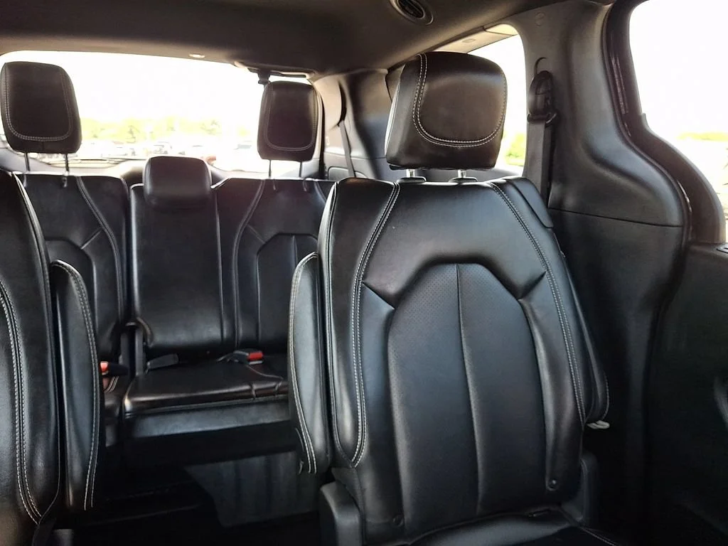 Used 2025 Diamond Black Crystal Pearlcoat Chrysler Select image 21