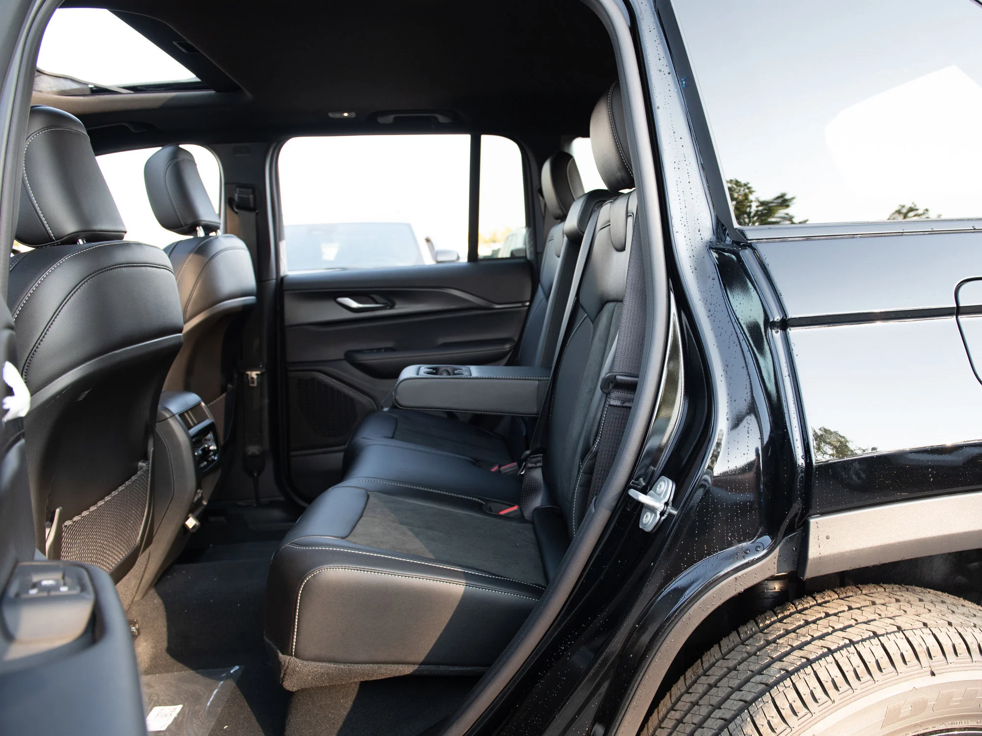 New 2025 Black Jeep Altitude* 4x4, Sunroof, Trailer Tow Pkg, Heated Leather image 20