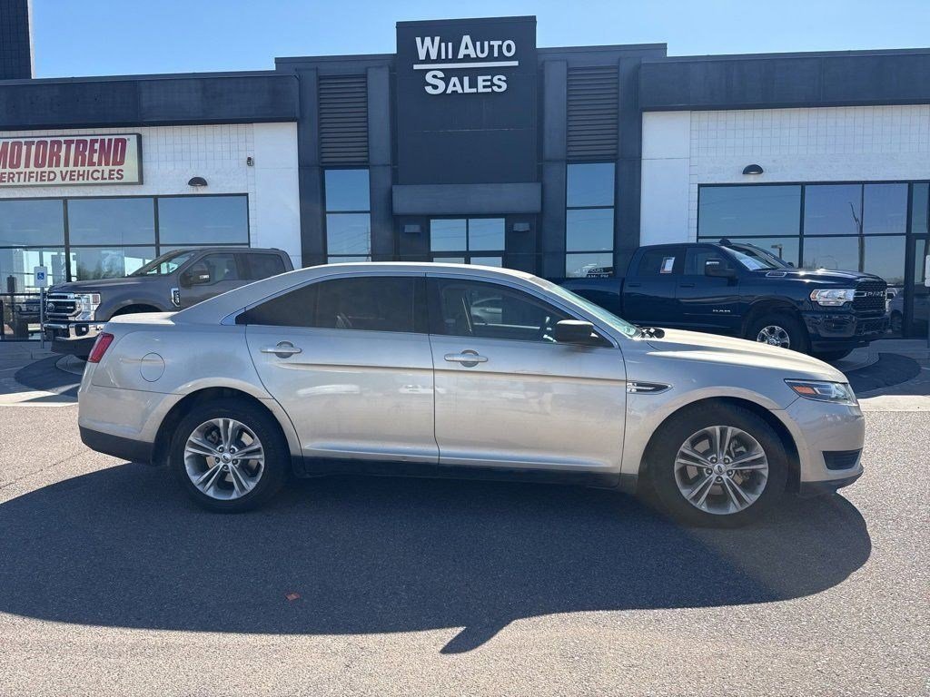 2017 Ford Taurus SE photo 2