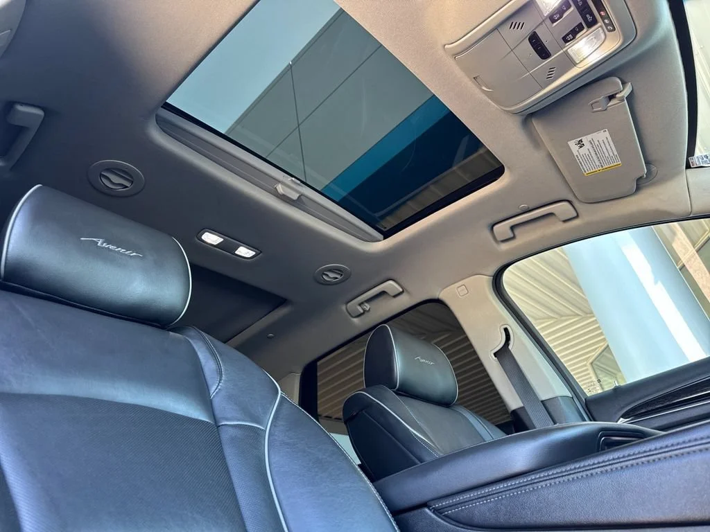Used 2021 WHITE FROST TRICOAT Buick Avenir image 19