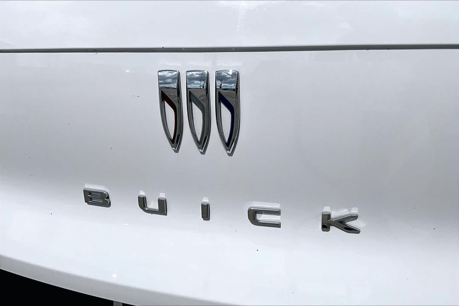 Used 2025 Summit White Buick Preferred image 31