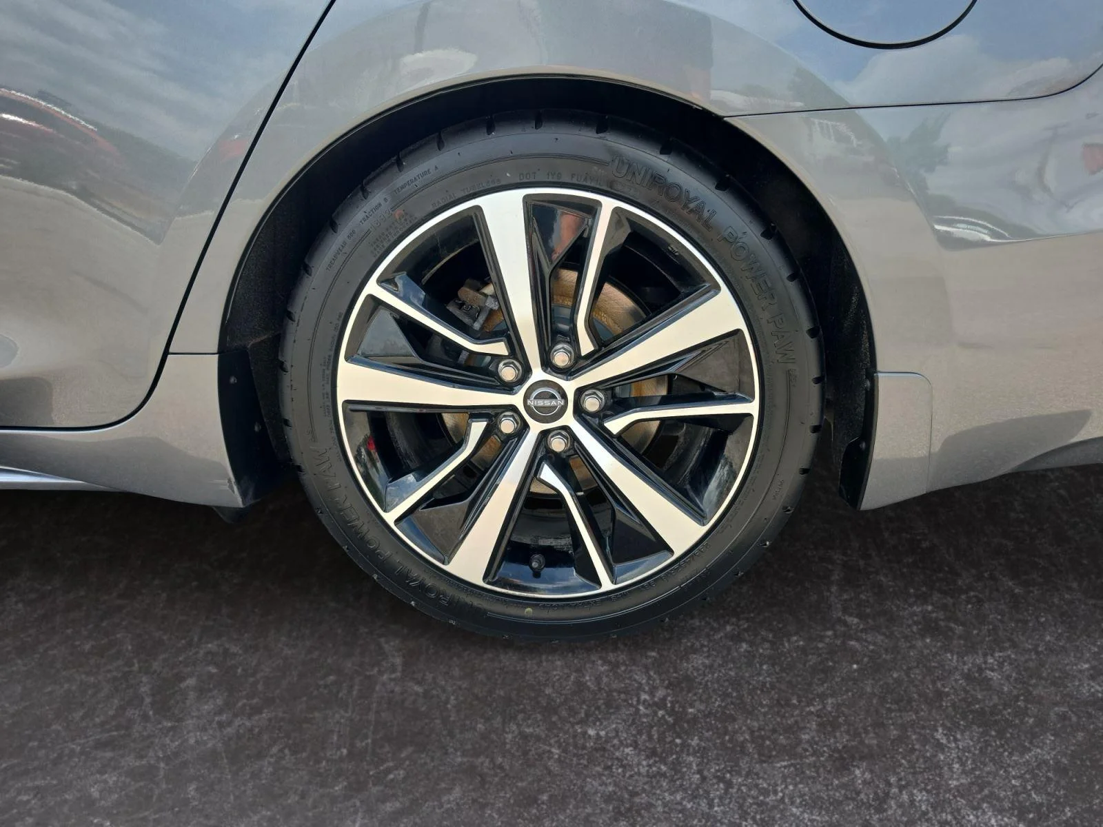 Used 2023 GRAY NISSAN SL SEDAN image 28