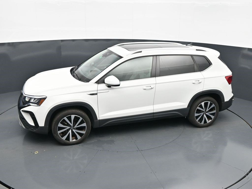 Used 2023 Pure White Volkswagen SE image 13
