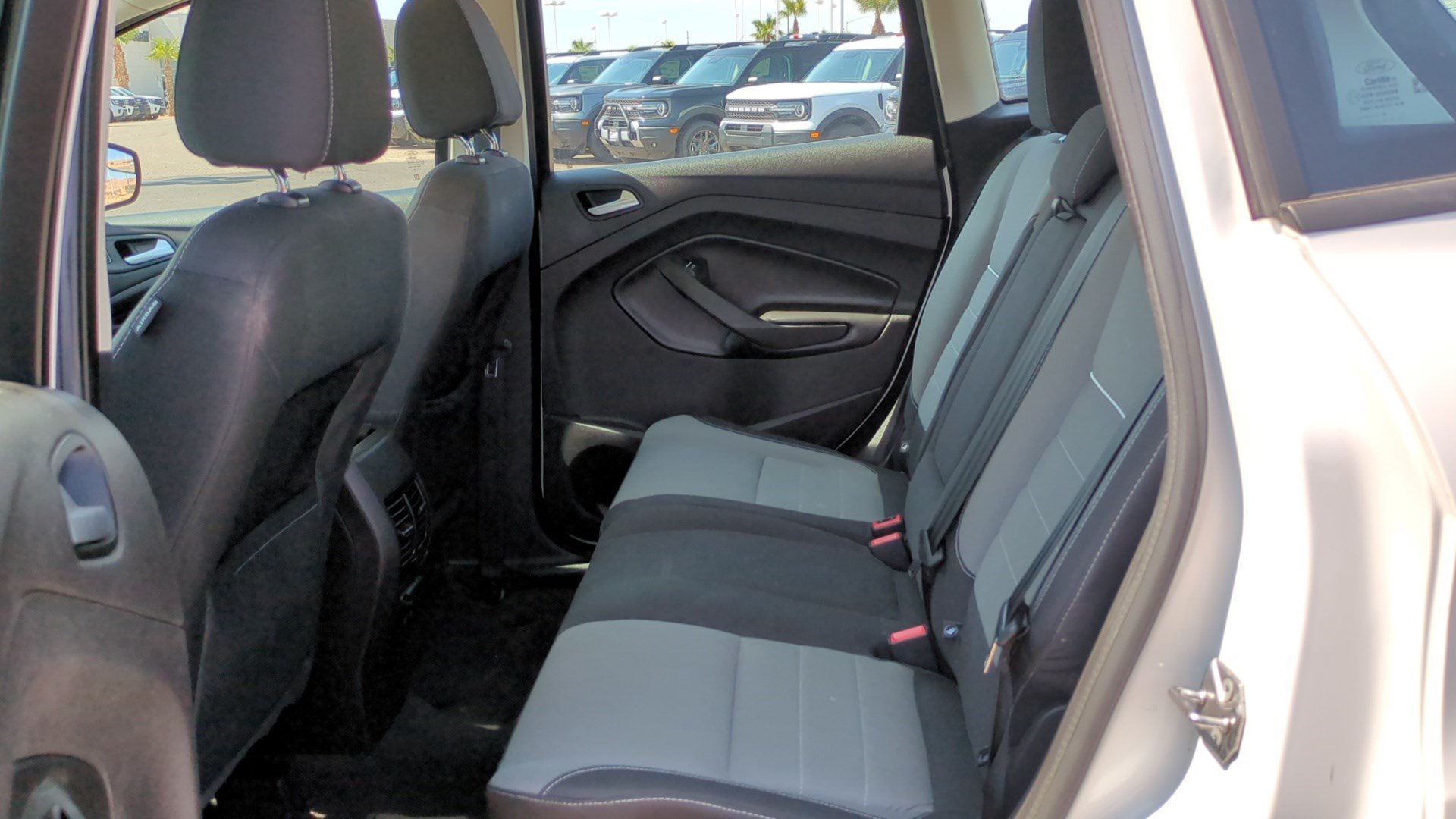Used 2015 White Platinum Clearcoat Metallic Ford SE image 25