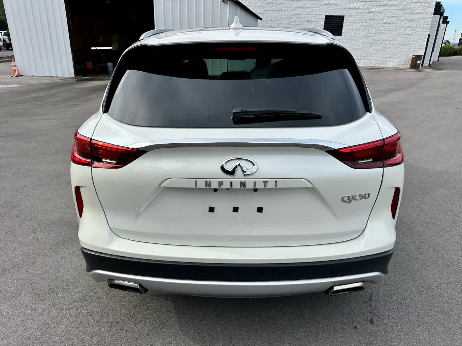 Used 2021 Majestic White INFINITI LUXE image 6