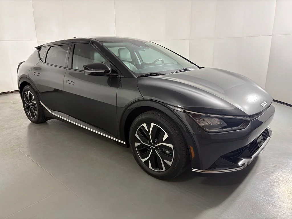 Used 2024 Gray Kia Wind image 2
