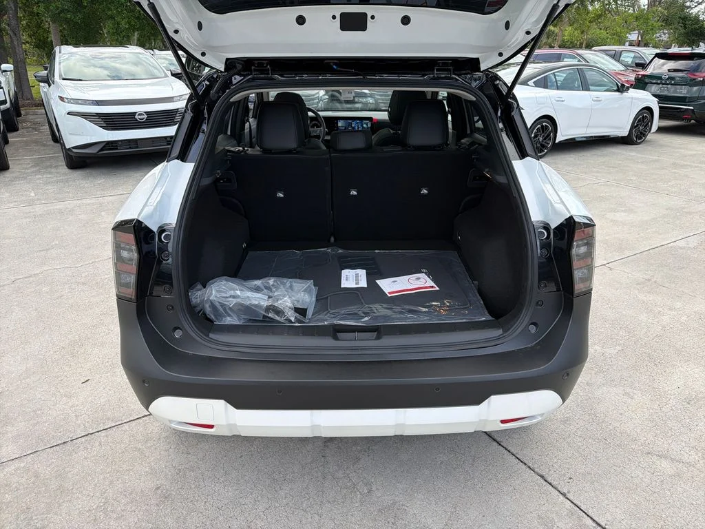 New 2026 White Nissan SR image 31