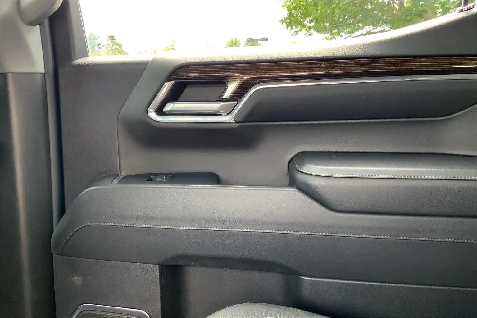 Used 2024 Summit White GMC Elevation image 36