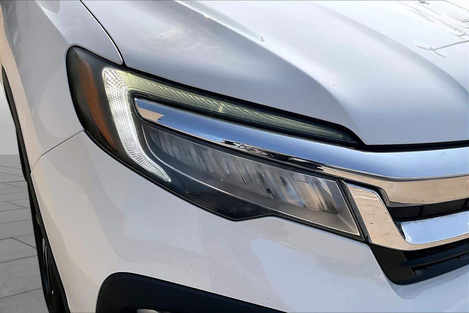 Used 2020 Platinum White Pearl Honda Touring 8-Passenger image 27