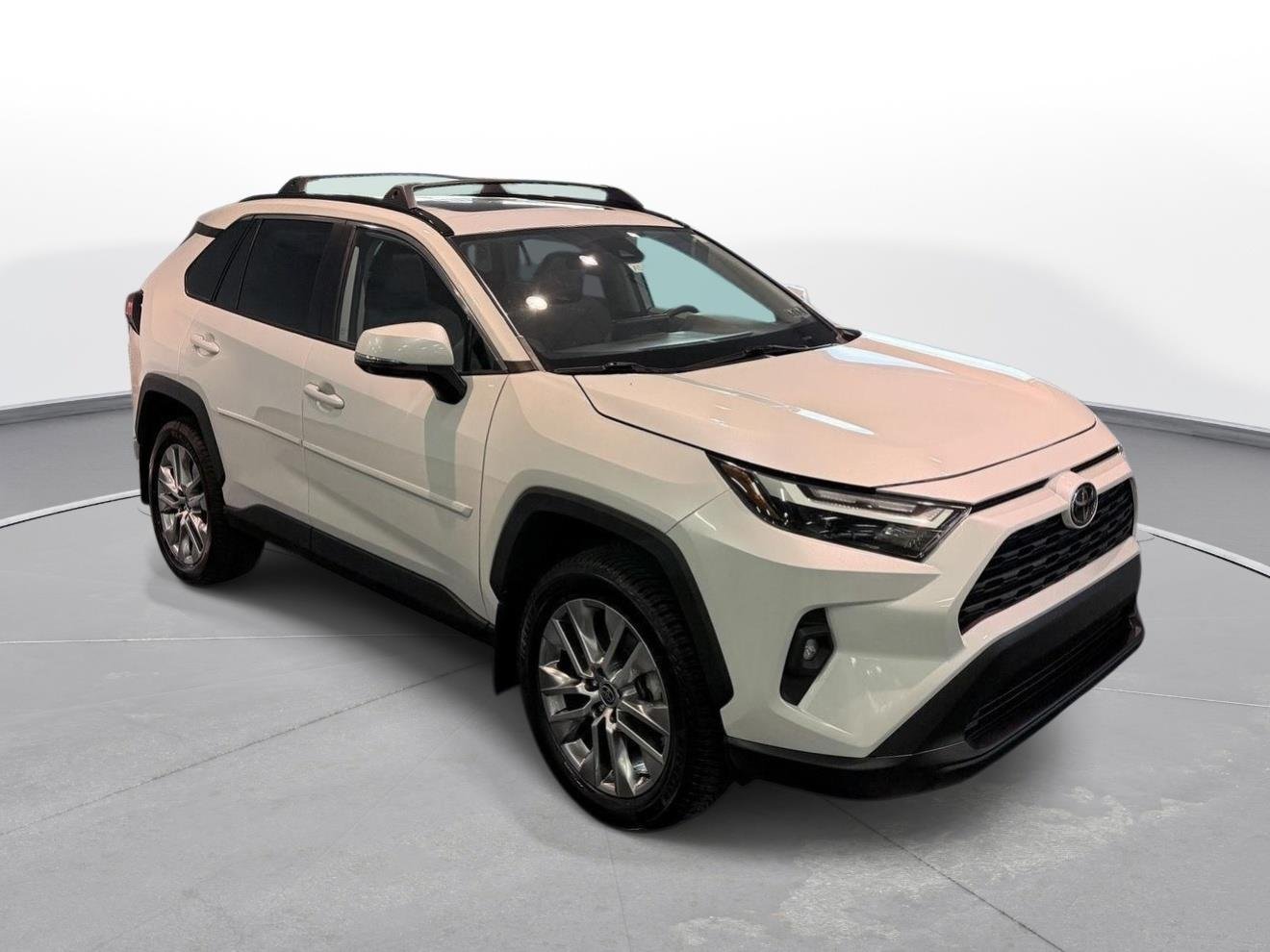 Used 2024 Wind Chill Pearl Toyota XLE Premium image 8