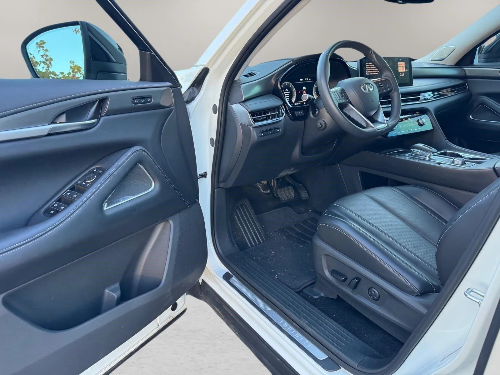Used 2025 Majestic White INFINITI LUXE image 18