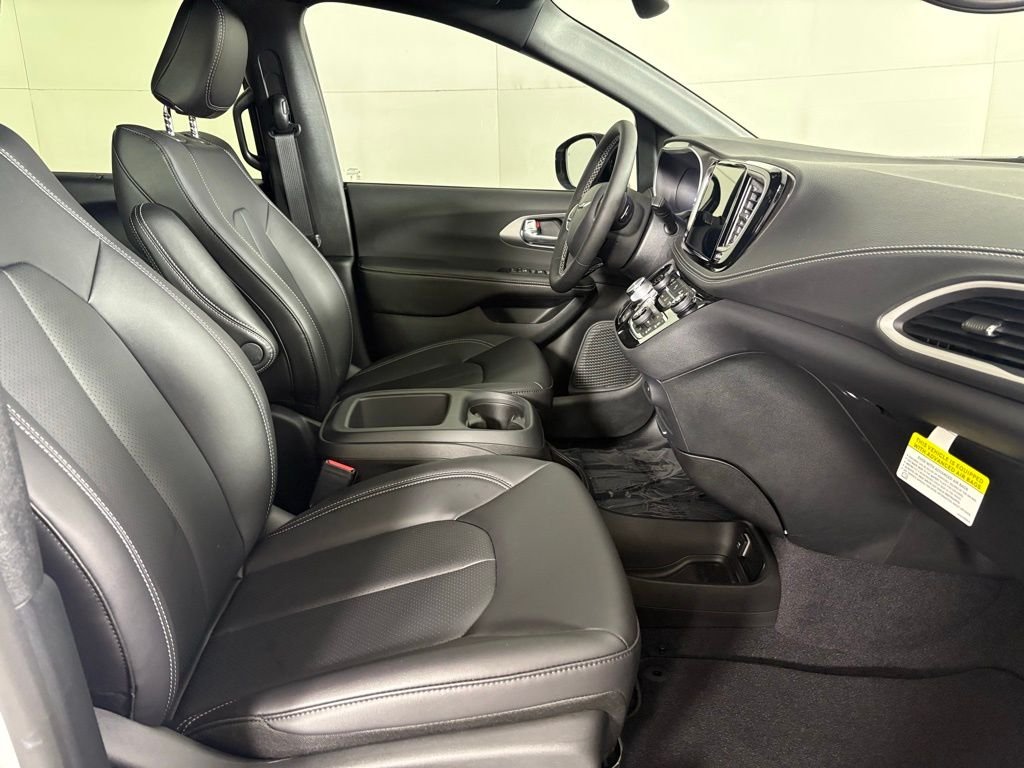 New 2026 Bright White Clear-Coat Exterior Paint Chrysler Select image 14