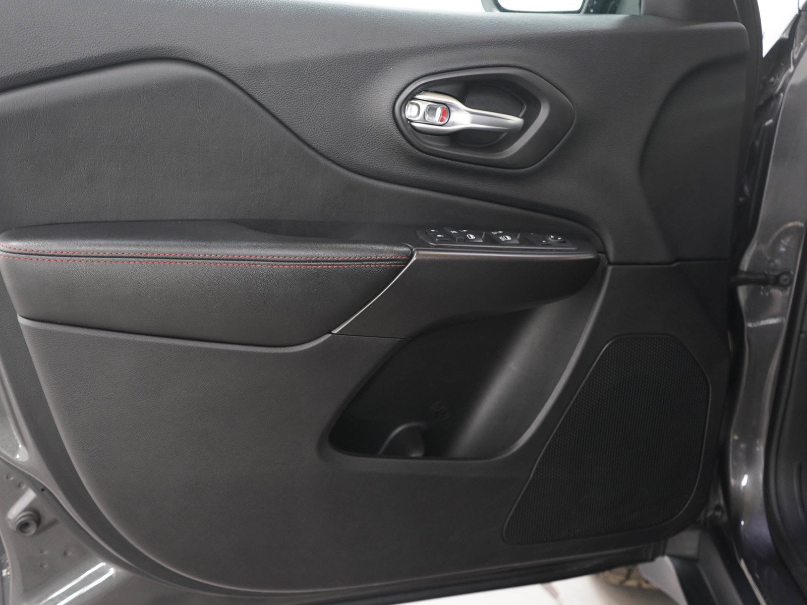 Used 2020 Granite Crystal Metallic Clearcoat Jeep Trailhawk image 18