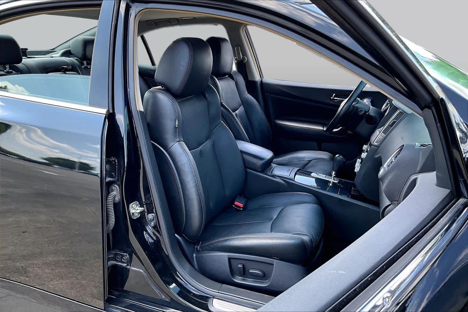 Used 2014 Super Black Nissan 3.5 SV image 8