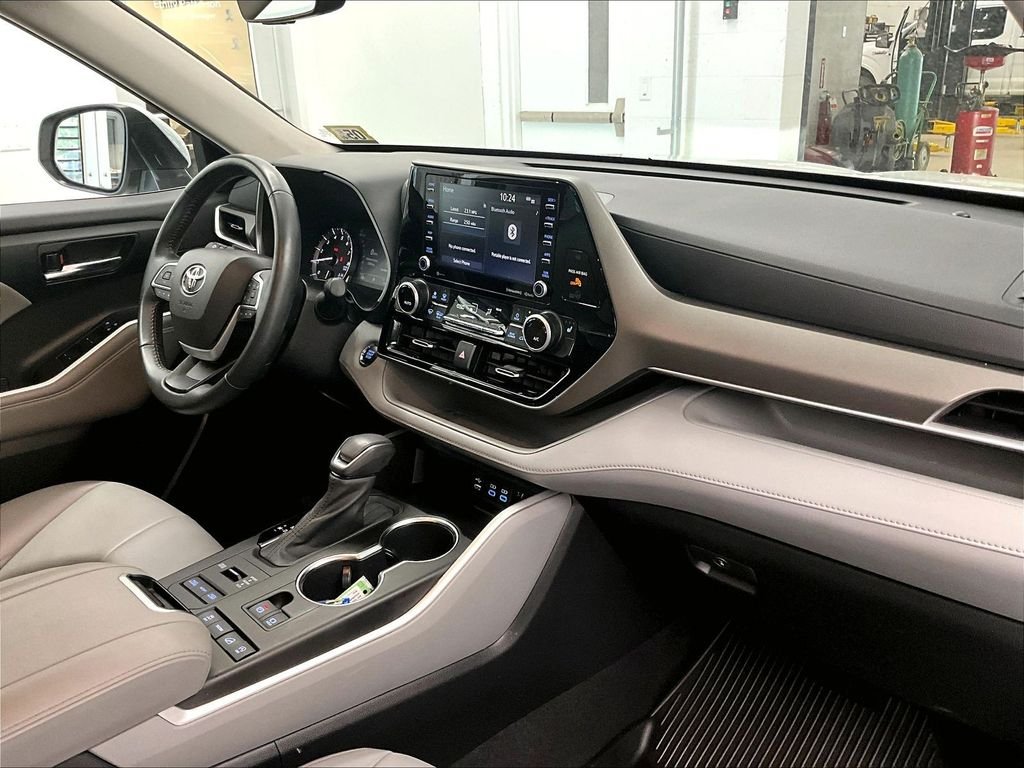 Used 2022 Pearl Toyota XLE image 14