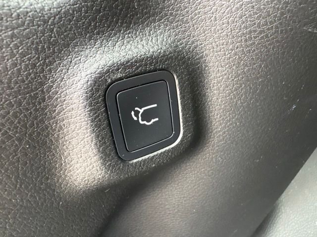 Used 2023 Silver Jeep Latitude image 19