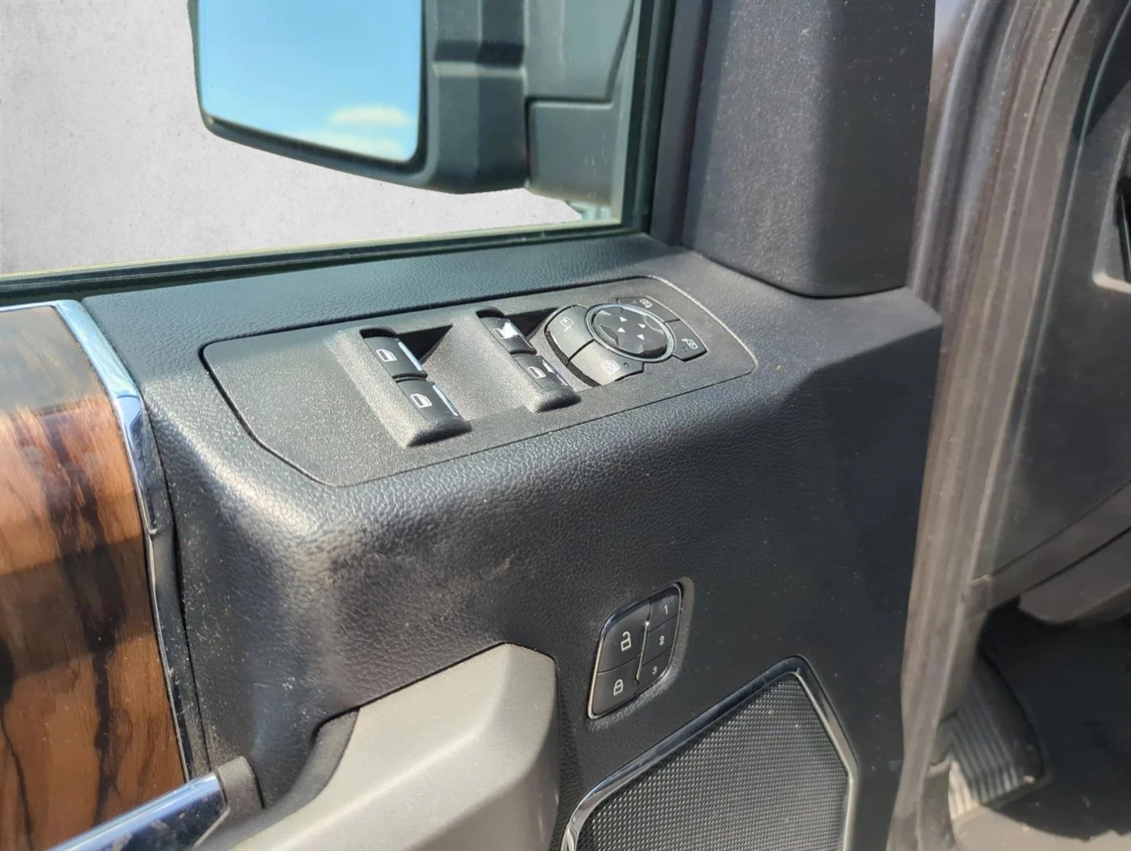 Used 2018 Magnetic Metallic Ford LARIAT image 9