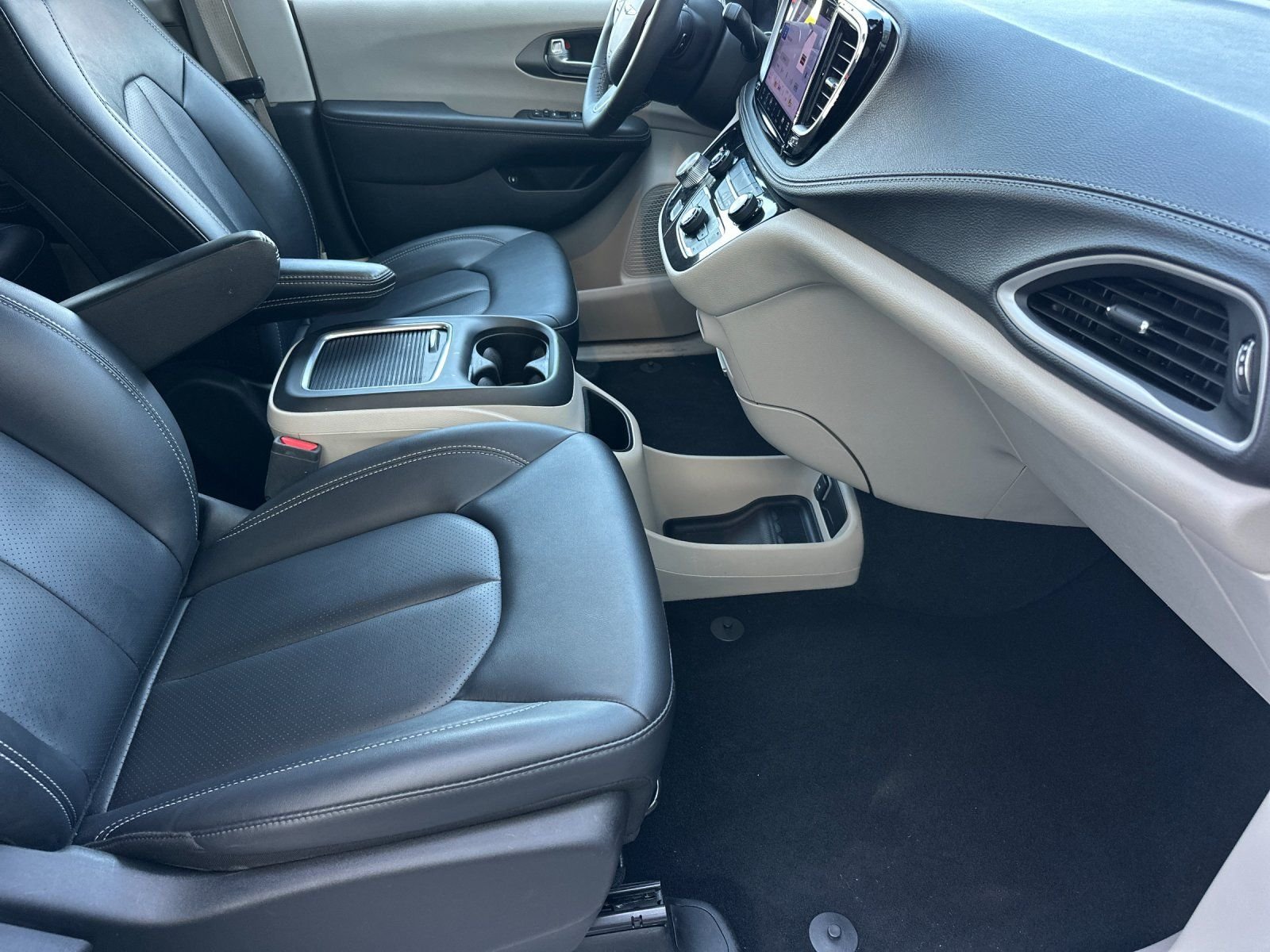 Used 2024 Silver Mist Clearcoat Chrysler Select image 15