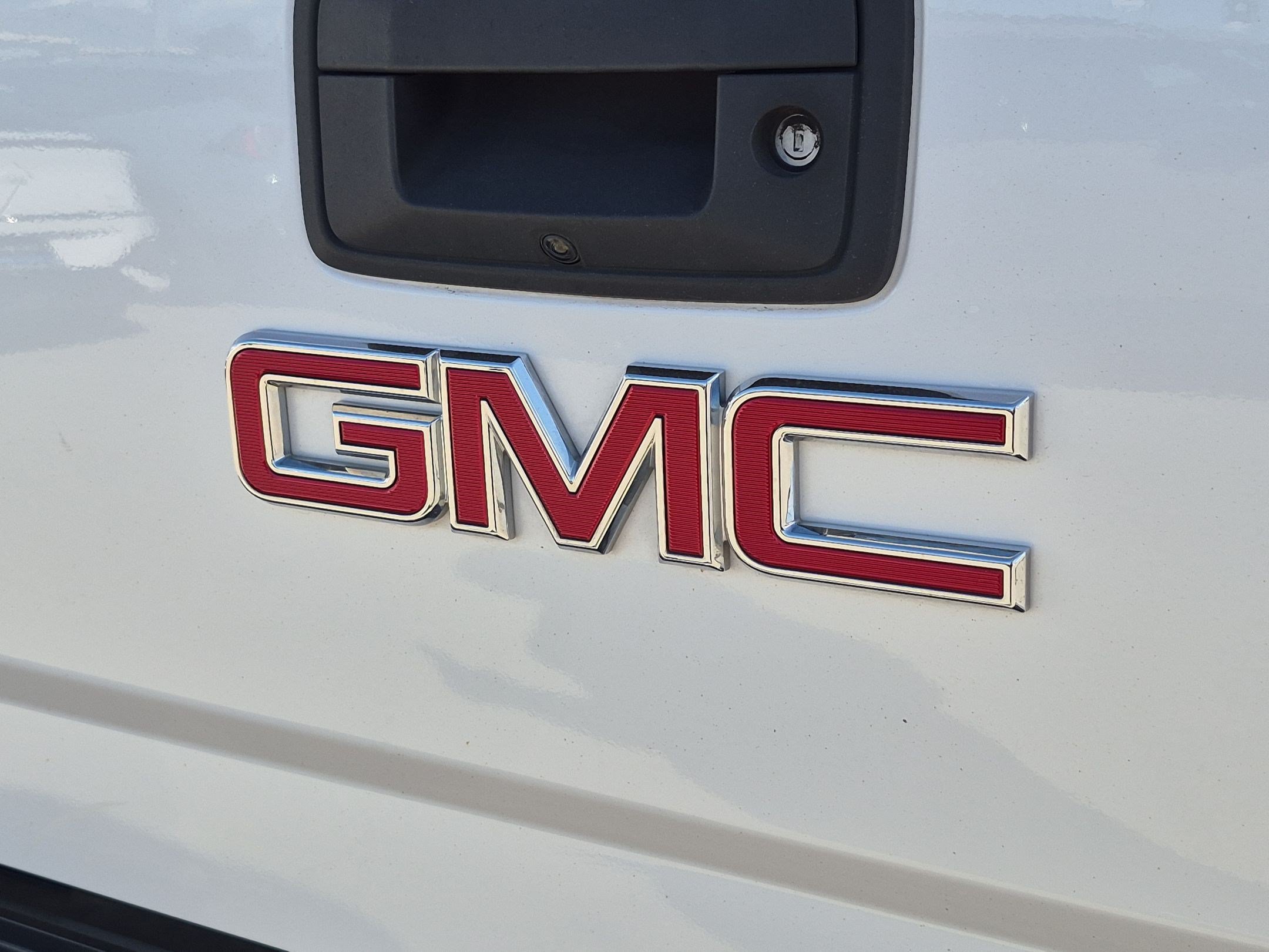 Used 2019 White Frost Tricoat GMC Denali image 13
